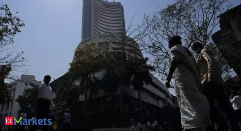 Sensex tumbles 389 points; Nifty settles below 18,500; banks buck trend