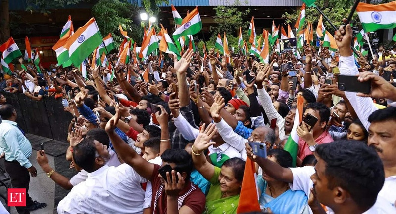 Dhol, excited locals receive Modi in Bengaluru waving the tiranga